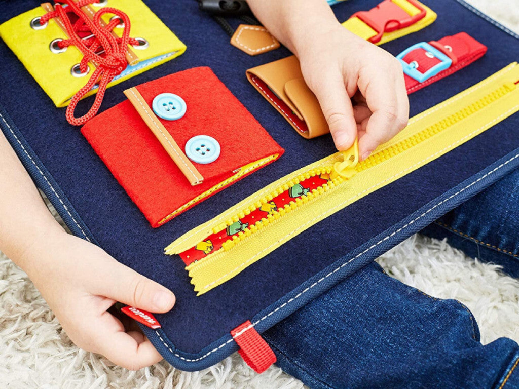 Montessori busy board közelről