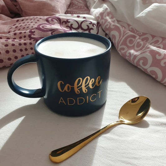 Coffee Addict kerámia bögre közelről