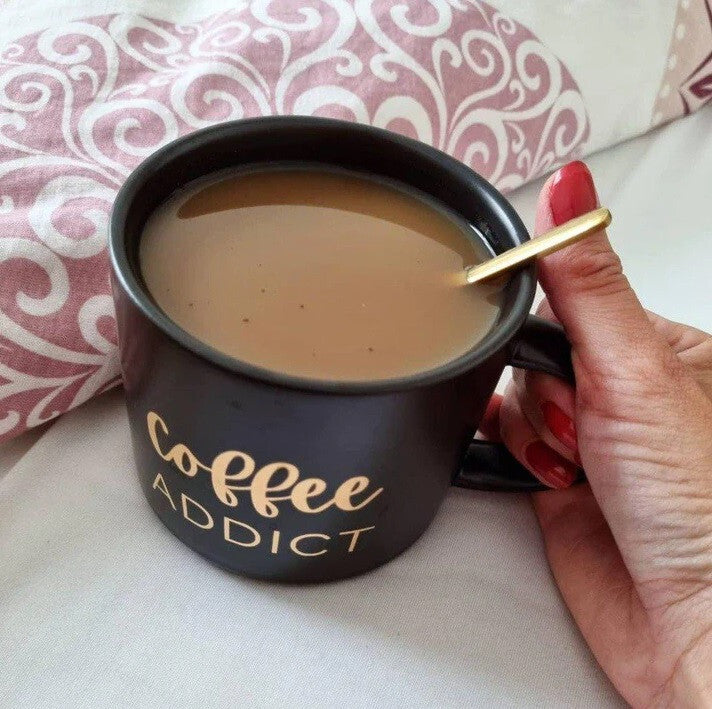 Coffee Addict kerámia bögre közelről